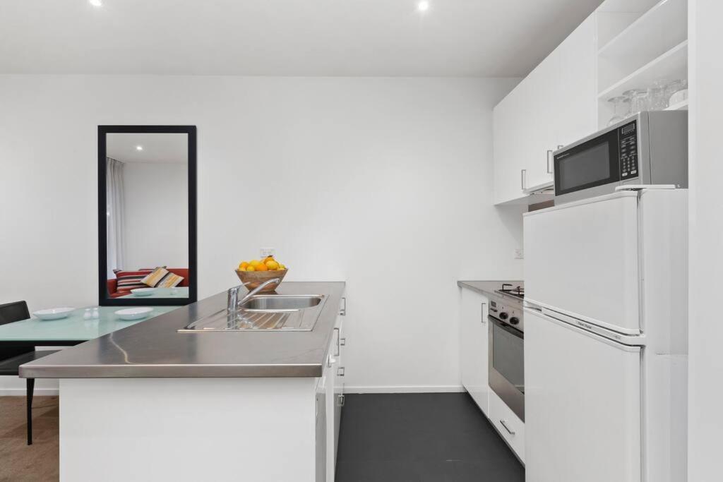 108 Astral Apartments Melbourne Exterior photo